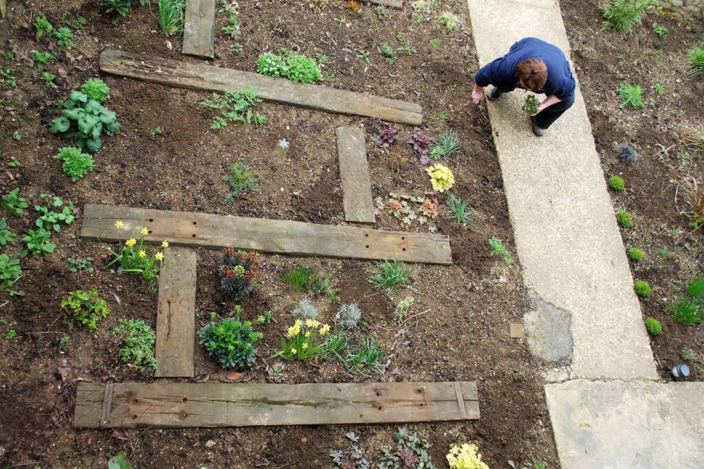 Garden Designs With Railway Sleepers